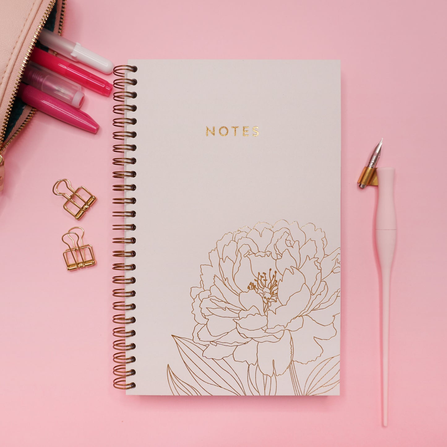 Cahier ligné à reliures à anneaux avec une illustration de pivoine dorée, estampée à chaud.